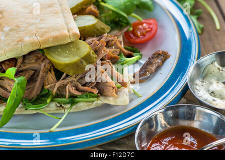 A l'agneau avec salade de roquette fraîche et du pain pitta Banque D'Images