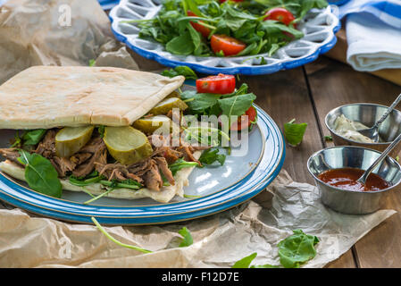 A l'agneau avec salade de roquette fraîche et du pain pitta Banque D'Images