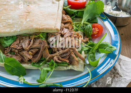 A l'agneau avec salade de roquette fraîche et du pain pitta Banque D'Images