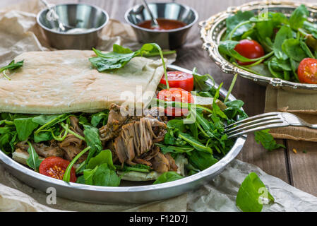 A l'agneau avec salade de roquette fraîche et du pain pitta Banque D'Images