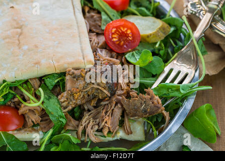 A l'agneau avec salade de roquette fraîche et du pain pitta Banque D'Images