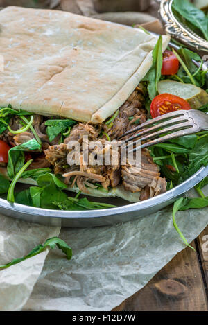 A l'agneau avec salade de roquette fraîche et du pain pitta Banque D'Images