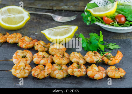 Langoustines en brochettes garnies avec du citron Banque D'Images