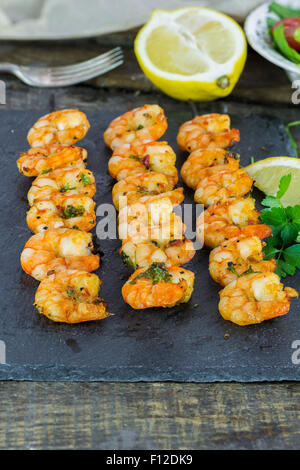 Langoustines en brochettes garnies avec du citron Banque D'Images