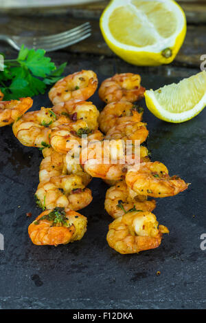 Langoustines en brochettes garnies avec du citron Banque D'Images