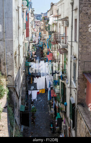 Les cordes à linge de blanchisserie est suspendu de l'autre côté de la rue étroite entre les maisons dans la région de Naples, Italie Banque D'Images