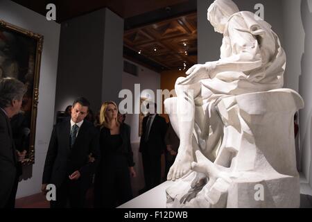 La ville de Mexico, Mexique. Août 25, 2015. Image fournie par la présidence du Mexique montre le président mexicain Enrique Pena Nieto (2e-L) avec son épouse Angelica Rivera (3e-L), visiter les expositions 'team lightning Luigi Angel Buonarroti, un artiste entre deux mondes', et 'Leonarto Da Vinci et l'idée de la beauté", au Palais des Beaux-arts de la ville de Mexico, capitale du Mexique, le 25 août, 2015. © la présidence du Mexique/Xinhua/Alamy Live News Banque D'Images