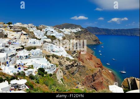 Une vue de l'hébergement dans le village blanc d'Oia Santorini Grèce Banque D'Images