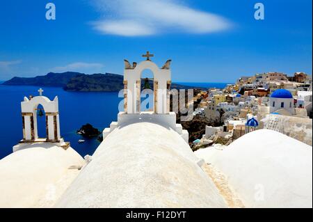 Les clochers de l'église dans le village de Oia Santorini Grèce Banque D'Images