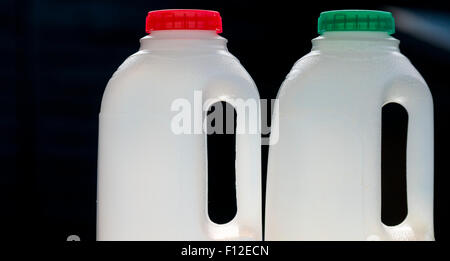 La bouteille de lait en plastique vide Banque D'Images