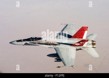 Un Corps des Marines américains F/A-18 se prépare à faire le plein d'un ravitailleur de l'Aviation royale du Canada au cours d'une mission de combat le 22 août 2015 au sujet de l'Irak. Banque D'Images