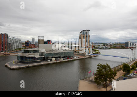 Le Lowry et Salford Quays avec le pont de levage Manchester uk Banque D'Images