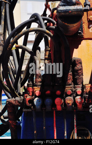 Commandes hydrauliques sur un bateau de pêche Banque D'Images