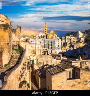 L'ancienne ville de Matera au coucher du soleil. La Basilicate, Italie Banque D'Images