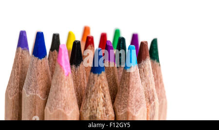 D'un plan macro conseils crayons de couleur sur un fond blanc. Banque D'Images