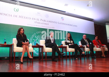 La ville de Mexico, Mexique. Août 25, 2015. Secrétaire des affaires étrangères du Mexique, José Antonio Meade (2e-L), prend part à l'importance de 'panneau de la présidence du Mexique dans le Parlement latino-américain', dans la ville de Mexico, capitale du Mexique, le 25 août, 2015. © NOTIMEX/Xinhua/Alamy Live News Banque D'Images