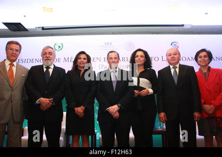 La ville de Mexico, Mexique. Août 25, 2015. Secrétaire des affaires étrangères du Mexique, José Antonio Meade (C), pose après sa participation dans le groupe 'importance de la présidence du Mexique dans le Parlement latino-américain', dans la ville de Mexico, capitale du Mexique, le 25 août, 2015. © NOTIMEX/Xinhua/Alamy Live News Banque D'Images