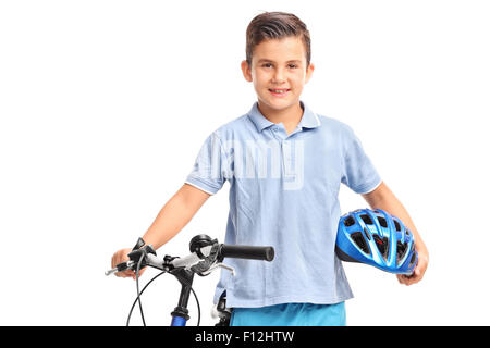 Petit enfant posant avec son vélo et la tenue d'un casque bleu dans sa main isolé sur fond blanc Banque D'Images