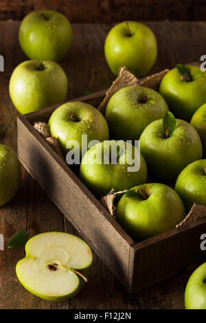 The Vert Granny Smith Apple prêt à manger Banque D'Images