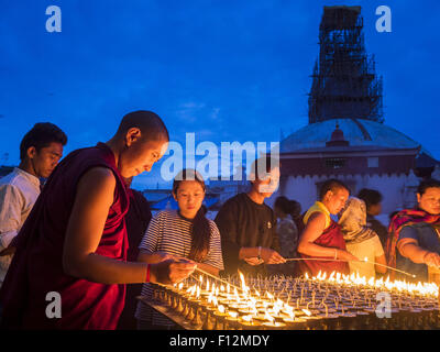 Katmandou, Népal. 31 juillet, 2015. Les gens prient plus de lampes à beurre pendant la pleine lune de processions à Bodhnath Stupa. Sur les nuits de pleine lune des milliers de bouddhistes tibétains et népalais viennent à la stupa et participer dans les processions autour de la stupa. Le stupa a été lourdement endommagée par le séisme et les gens ne sont plus autorisés à monter sur le stupa. Ils ont maintenant à pied autour de la base et de prier avec lampes à beurre. (Crédit Image : © Jack Kurtz/zReportage.com via ZUMA Press) Banque D'Images