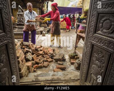 Katmandou, Népal. 31 juillet, 2015. Récupérer les briques de Swayambhunath, également connu sous le nom de Monkey Temple. Les géophysiciens et d'autres experts avaient mis en garde depuis des décennies que le Népal était vulnérable à un séisme meurtrier, en particulier en raison de sa géologie, l'urbanisation et l'architecture. (Crédit Image : © Jack Kurtz/zReportage.com via ZUMA Press) Banque D'Images