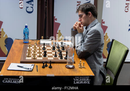 St Louis, Missouri, USA. Août 25, 2015. GM MAXIME VACHIER-LAGRAVE se mord la cuticule durant un match contre perdre le numéro un mondial de la player, GM Magnus Carlsen, le troisième jour de la troisième édition de la coupe à l'Sinquefield Chess Club et Centre Scolaire de Saint Louis. Dix des meilleurs grands maîtres d'échecs sont en concurrence pour plus d'un million de dollars en prix en argent cette année à la coupe, le deuxième arrêt sur la première, trois-tournoi d'Échecs Grand Tour. Pour la première fois, les États-Unis est représenté par trois joueurs classés dans le top dix : Hikaru Nakamura, Fabiano Location Banque D'Images