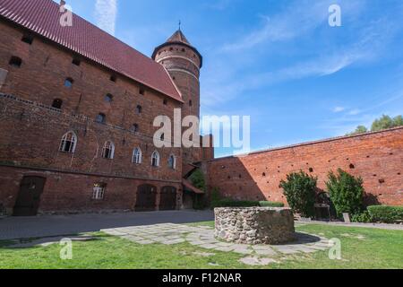 OLSZTYN, Pologne - 21 août 2015 : vieux château teutonique à Olsztyn (gothique château des Croisés), attraction touristique de l'est de Polan Banque D'Images