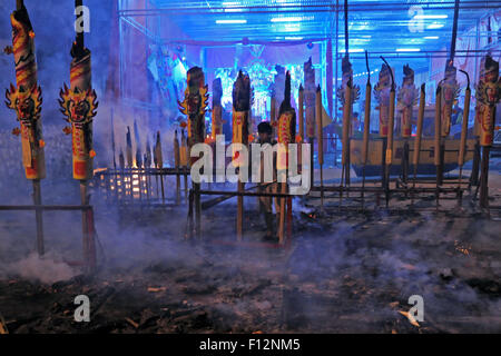 Ampang, KL, la Malaisie. Août 25, 2015. Nettoyer les fidèles au cours de la la joss géant ''Hungry Ghost festival'' à l'intérieur de Kuala Lumpur le 25 août 2015. Credit : ZUMA Press, Inc./Alamy Live News Banque D'Images