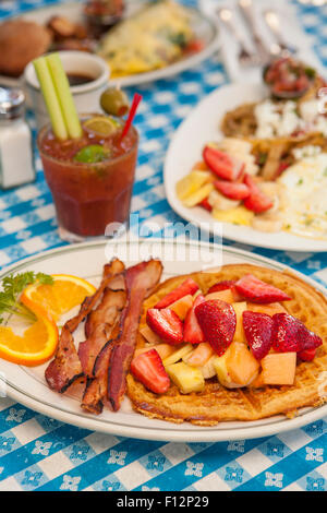 O.J.Gaufre avec bacon, Huevos Paradiso, une omelette, Paloma et un Bloody Mary, le Paradise Cafe, Santa Barbara, Californie Banque D'Images