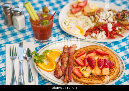 O.J.Gaufre avec bacon, Huevos Paradiso et un Bloody Mary, le Paradise Cafe, Santa Barbara, Californie Banque D'Images