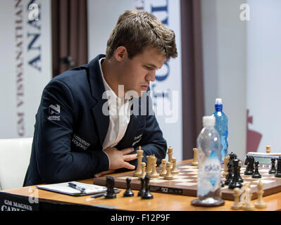 St Louis, Missouri, USA. Août 25, 2015. GM Magnus Carlsen, classée numéro un dans le monde entier, joue sur la troisième journée de la troisième édition de la coupe à l'Sinquefield Chess Club et Centre Scolaire de Saint Louis. Dix des meilleurs grands maîtres d'échecs sont en concurrence pour plus d'un million de dollars en prix en argent cette année à la coupe, le deuxième arrêt sur la première, trois-tournoi d'Échecs Grand Tour. Pour la première fois, les États-Unis est représenté par trois joueurs classés dans le top dix : Hikaru Nakamura, Fabiano Caruana et Wesley alors... Crédit : Brian Cahn/ZUMA/Alamy Fil Live News Banque D'Images