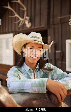 Cheval femme wrangler at The Alisal Guest Ranch, Solvang, Californie, Santa Ynez Valley Banque D'Images