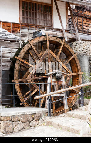 Période Edo roue traditionnelle de l'eau sur le côté d'une maison en bois et en plâtre, dans la ville de Magome sur l'ancienne route Nakasendo. Banque D'Images