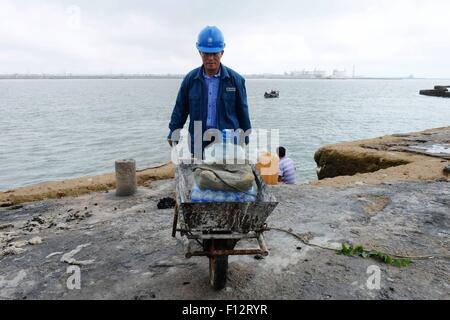 20 juillet 2015 - Qingdao, Shandong, CHN - Tsingtao, CHINE - 20 juillet 2015 : (usage éditorial uniquement. Chine) Wu Deqing, le seul électricien sur Muguan Island. Il est situé dans la ville de Boli de Tsingtao. Le nom est donné par l'histoire que Premier Empereur de Qin est allé à Langya Pavilion à demander de l'immortalité, et ses officiers a pris un bain dans l'île. Il y a 56 familles et 50 familles vivent sur l'aquaculture. Wu a pris sa retraite de l'armée de terre et est retourné dans sa ville d'Muguan Island en 1976, et l'électricité n'est pas du tout. Les pêcheurs ont acheté un générateur électrique et lui a demandé d'être en charge de la génération de ele Banque D'Images