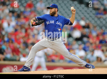 Arlington, Texas, USA. 25 août, 2015. Le lanceur partant des Blue Jays de Toronto Mark Buehrle # 56 6 innings pitched et a abandonné 5 fonctionne sur 7 hits lors d'un match entre la MLB les Blue Jays de Toronto et les Rangers du Texas à Globe Life Park à Arlington, TX Texas défait Toronto 6-5 Albert Pena/CSM/Alamy Live News Banque D'Images