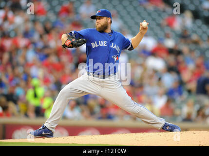 Arlington, Texas, USA. 25 août, 2015. Le lanceur partant des Blue Jays de Toronto Mark Buehrle # 56 6 innings pitched et a abandonné 5 hits sur 7 hits lors d'un match entre la MLB les Blue Jays de Toronto et les Rangers du Texas à Globe Life Park à Arlington, TX Texas défait Toronto 6-5 Albert Pena/CSM/Alamy Live News Banque D'Images