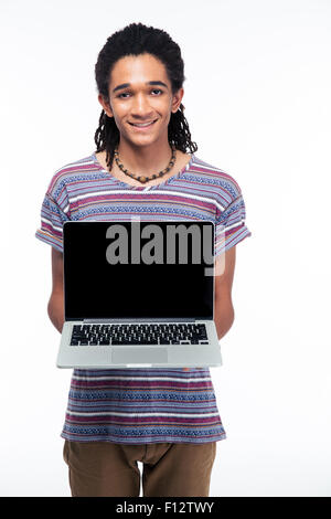 Portrait d'un homme heureux montrant un écran d'ordinateur portable blanc isolé sur fond blanc Banque D'Images