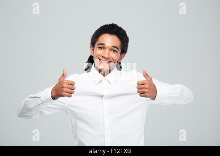 Cheerful afro american businessman showing Thumbs up sur fond gris Banque D'Images