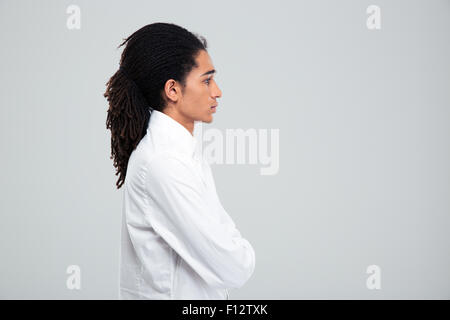 Vue latérale d'un portrait d'affaires africains sérieux sur fond gris Banque D'Images