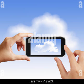 La main à l'aide d'un écran tactile smart phone prendre photo de icône de nuage comme concept Banque D'Images