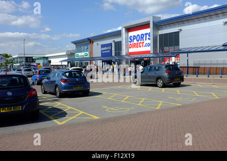 Espaces réservés aux personnes handicapées et des voitures en stationnement à l'Middlebrook Retail Park Horwich près de Bolton Lancashire UK Banque D'Images