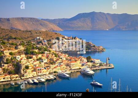 Bateaux dans le port de Symi Angle élevé, Symi, Dodécanèse, îles grecques, Grèce, Europe Banque D'Images