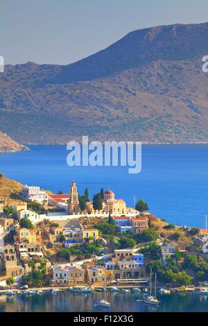 Bateaux dans le port de Symi Angle élevé, Symi, Dodécanèse, îles grecques, Grèce, Europe Banque D'Images