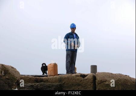 20 juillet 2015 - Qingdao, Shandong, CHN - Tsingtao, CHINE - 20 juillet 2015 : (usage éditorial uniquement. Chine) Wu Deqing, le seul électricien sur Muguan Island. Il est situé dans la ville de Boli de Tsingtao. Le nom est donné par l'histoire que Premier Empereur de Qin est allé à Langya Pavilion à demander de l'immortalité, et ses officiers a pris un bain dans l'île. Il y a 56 familles et 50 familles vivent sur l'aquaculture. Wu a pris sa retraite de l'armée de terre et est retourné dans sa ville d'Muguan Island en 1976, et l'électricité n'est pas du tout. Les pêcheurs ont acheté un générateur électrique et lui a demandé d'être en charge de la génération de ele Banque D'Images