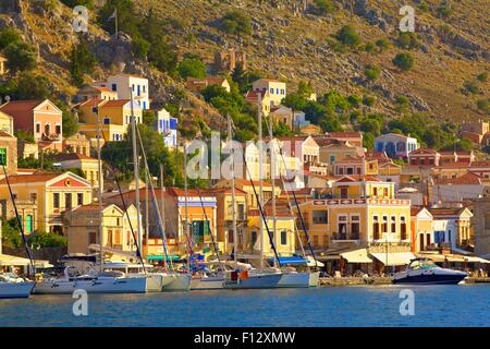 Le port de Symi, Symi, Dodécanèse, îles grecques, Grèce, Europe Banque D'Images