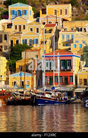 Bateaux dans le port de Symi, Symi, Dodécanèse, îles grecques, Grèce, Europe Banque D'Images