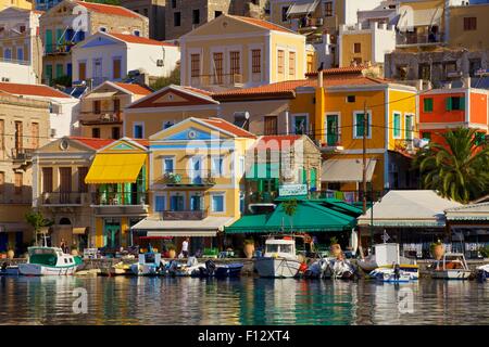 Bateaux dans le port de Symi, Symi, Dodécanèse, îles grecques, Grèce, Europe Banque D'Images