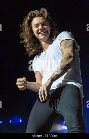 Milwaukee, Wisconsin, États-Unis. Août 25, 2015. Singer HARRY STYLES DE One Direction exécute live au Miller Park Stadium pendant leur tournée de nouveau sur la route de Milwaukee, Wisconsin Crédit : Daniel DeSlover/ZUMA/Alamy Fil Live News Banque D'Images