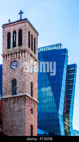 L'ancienne église et la nouvelle des bâtiments modernes à Sarajevo, Bosnie-Herzégovine Banque D'Images