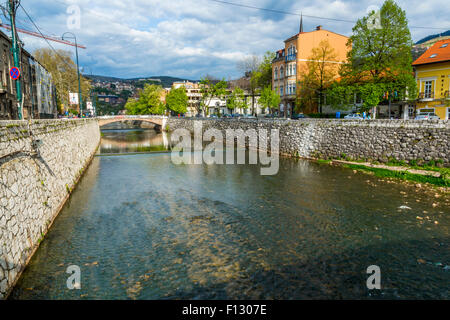 Un pont de la rivière à Sarajevo, Bosnie et Herzégovine Banque D'Images